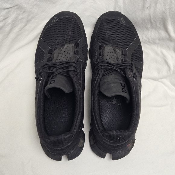 On Cloud 5 running shoe in the all-black color variant 7.5 - Picture 7 of 9